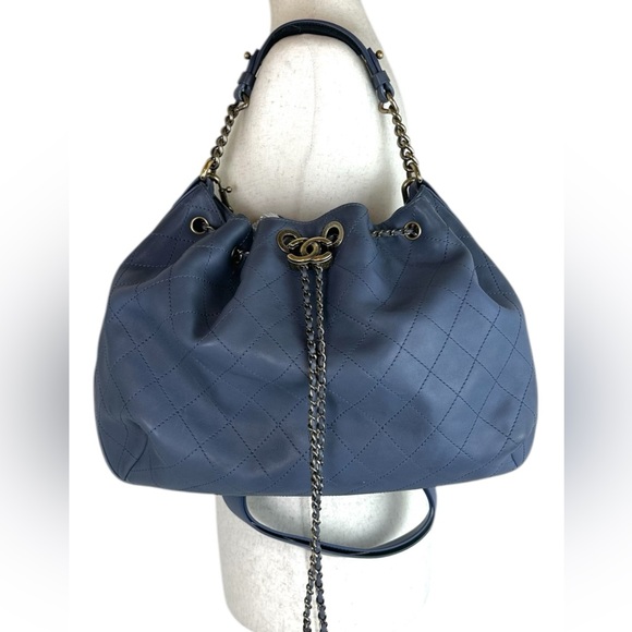 CHANEL CC LEATHER DRAWSTRING BAG - Picture 4 of 11